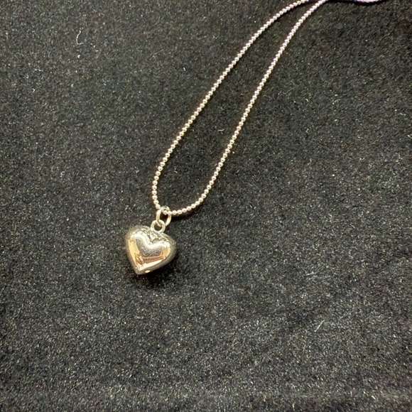 Elegant Silver Heart Pendant Necklace - Picture 1 of 2